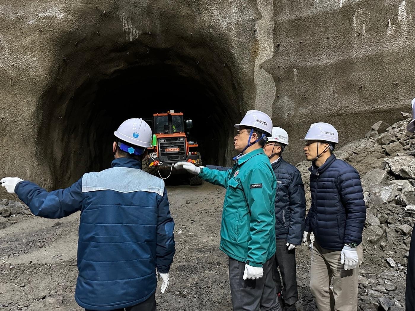 본문 이미지 - 동부간선도로 지하화 민간투자사업(1공구) 굴토공사장 현장점검(서울시 제공)