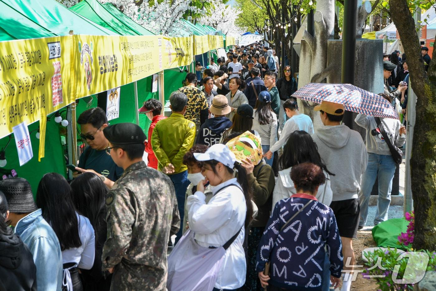 본문 이미지 - 양구 곰취축제 자료사진.(양구군 제공. 재판매 및 DB금지)/뉴스1