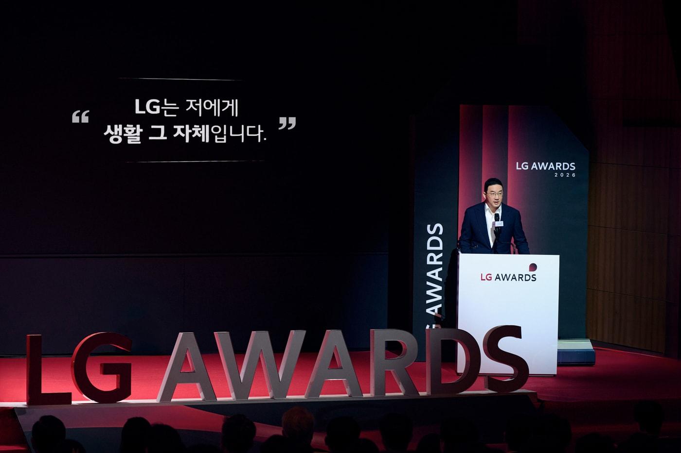 본문 이미지 - 16일 경기도 이천 LG인화원에서 열린 LG어워즈에서 구광모 (주)LG 대표가 고객 심사단이 남긴 소감을 언급하며 축사를 하고 있는 모습.