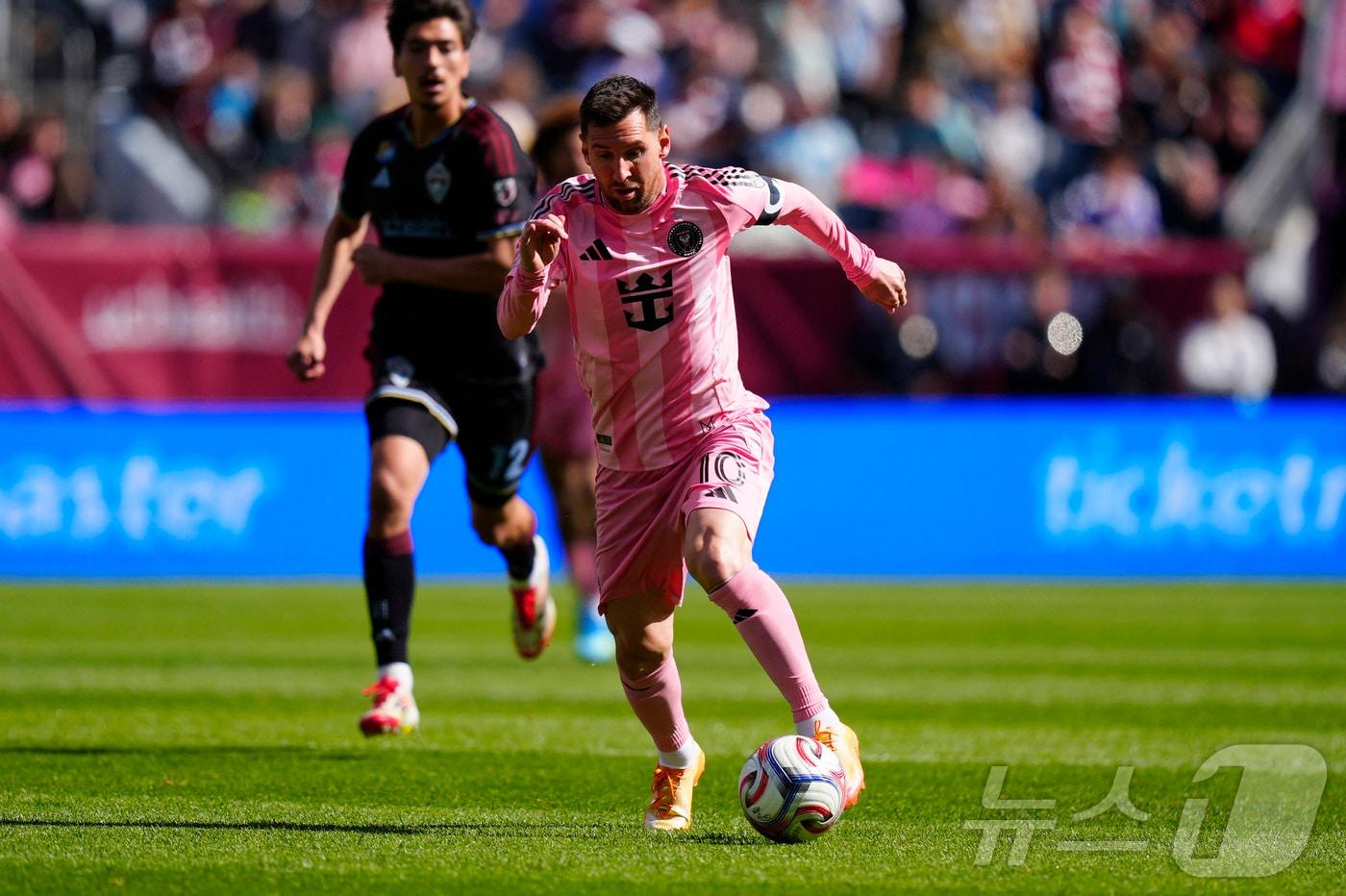 본문 이미지 - 인터 마이애미 공격수 리오넬 메시가 19일(한국시간) 열린 2026 MLS 콜로라도 래피즈와 원정 경기에서 2골을 터뜨렸다. ⓒ 로이터=뉴스1