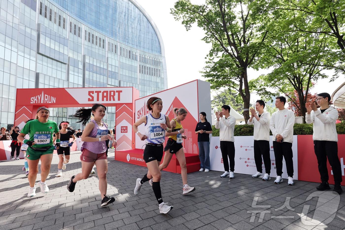 본문 이미지 - 19일 오전 서울 송파구 롯데월드타워에서 열린 '2026 롯데월드타워 스카이런'에서 참가자들이 힘차게 출발하고 있다.  2026.4.19 ⓒ 뉴스1 황기선 기자
