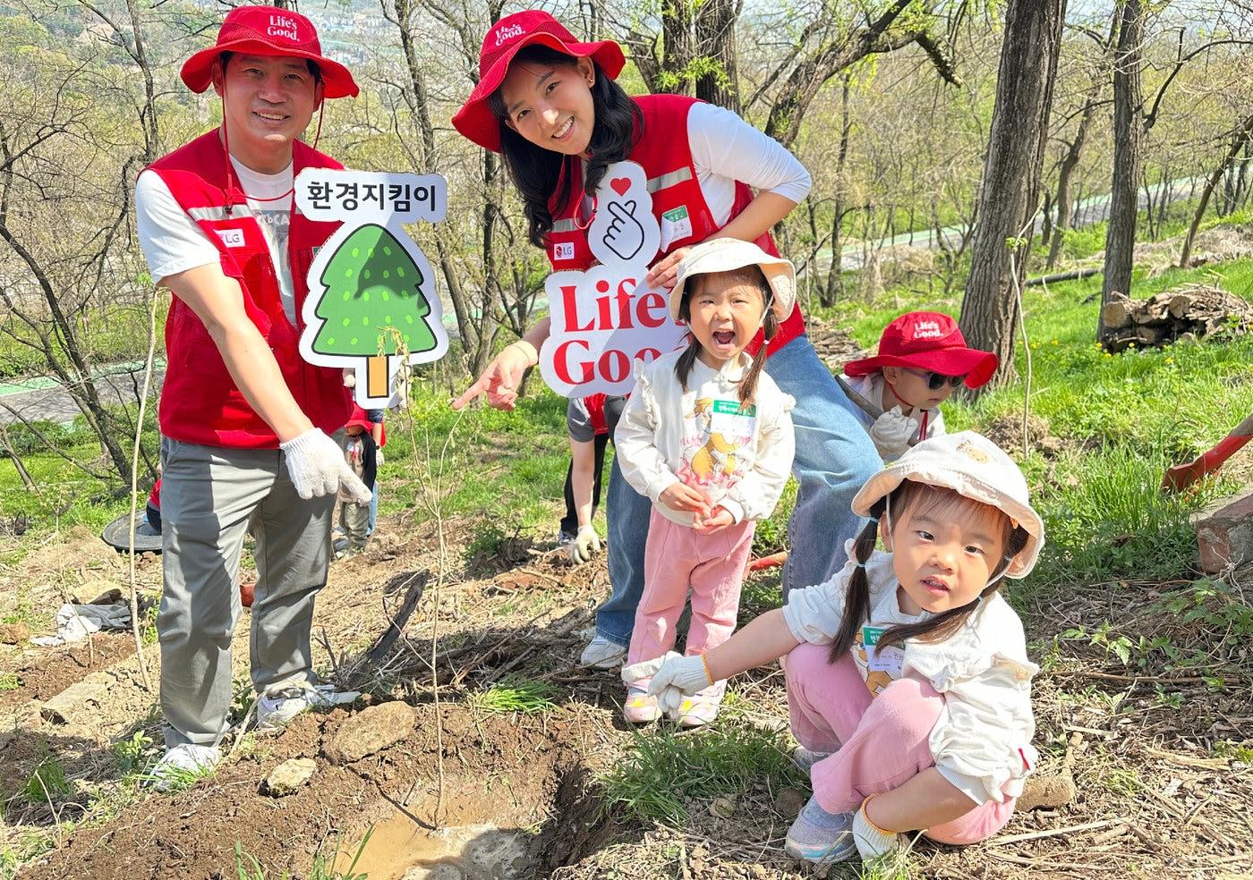 본문 이미지 - LG전자 구성원들은 18일 서울 마포구 노을공원을 찾아 자녀들과 함께 나무심기 활동을 진행했다.