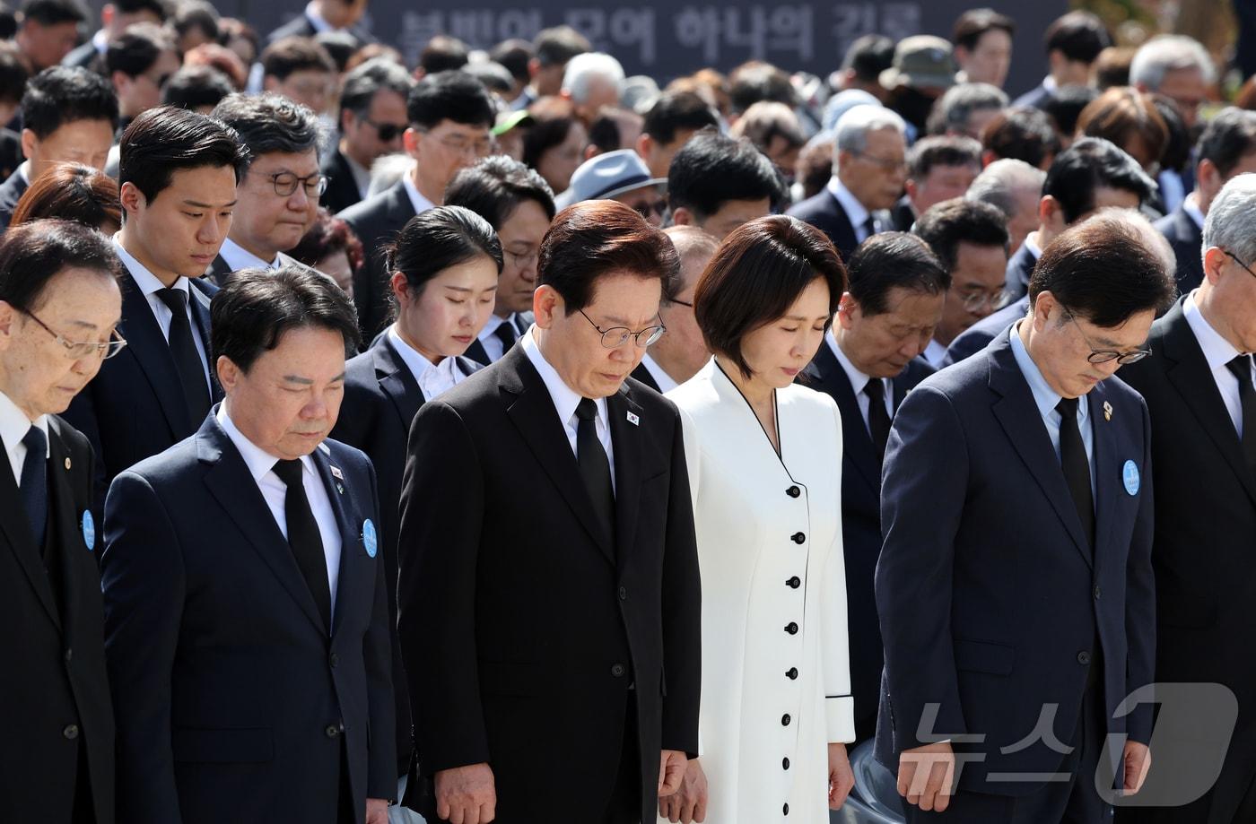 본문 이미지 - 이재명 대통령과 김혜경 여사가 19일 서울 강북구 수유동 국립4·19민주묘지에서 열린 제66주년 4·19혁명 기념식에서 묵념하고 있다. 2026.4.19 ⓒ 뉴스1 허경 기자