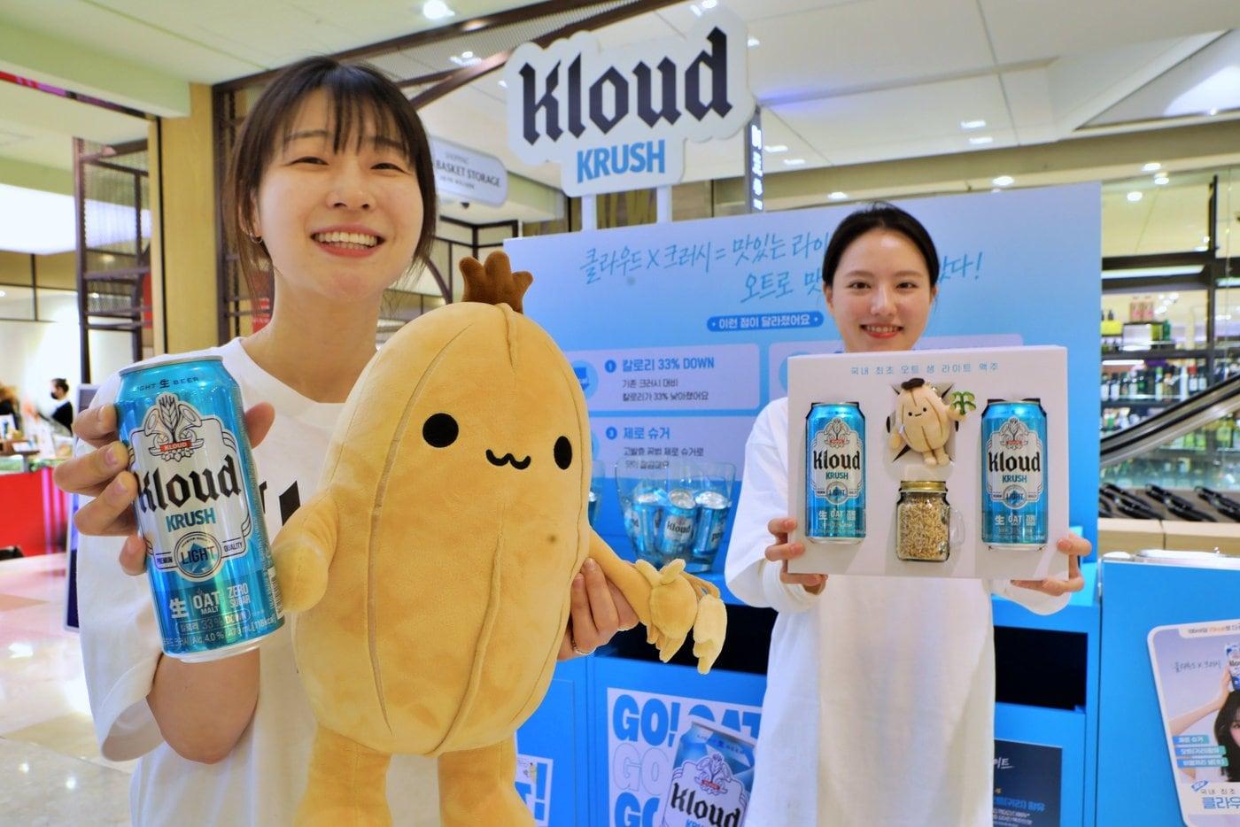 본문 이미지 - 서울시 중구 소공동에 위치한 롯데백화점 본점 지하 1층 식품관에서 직원이 상품을 들고 있다.(롯데백화점 제공)