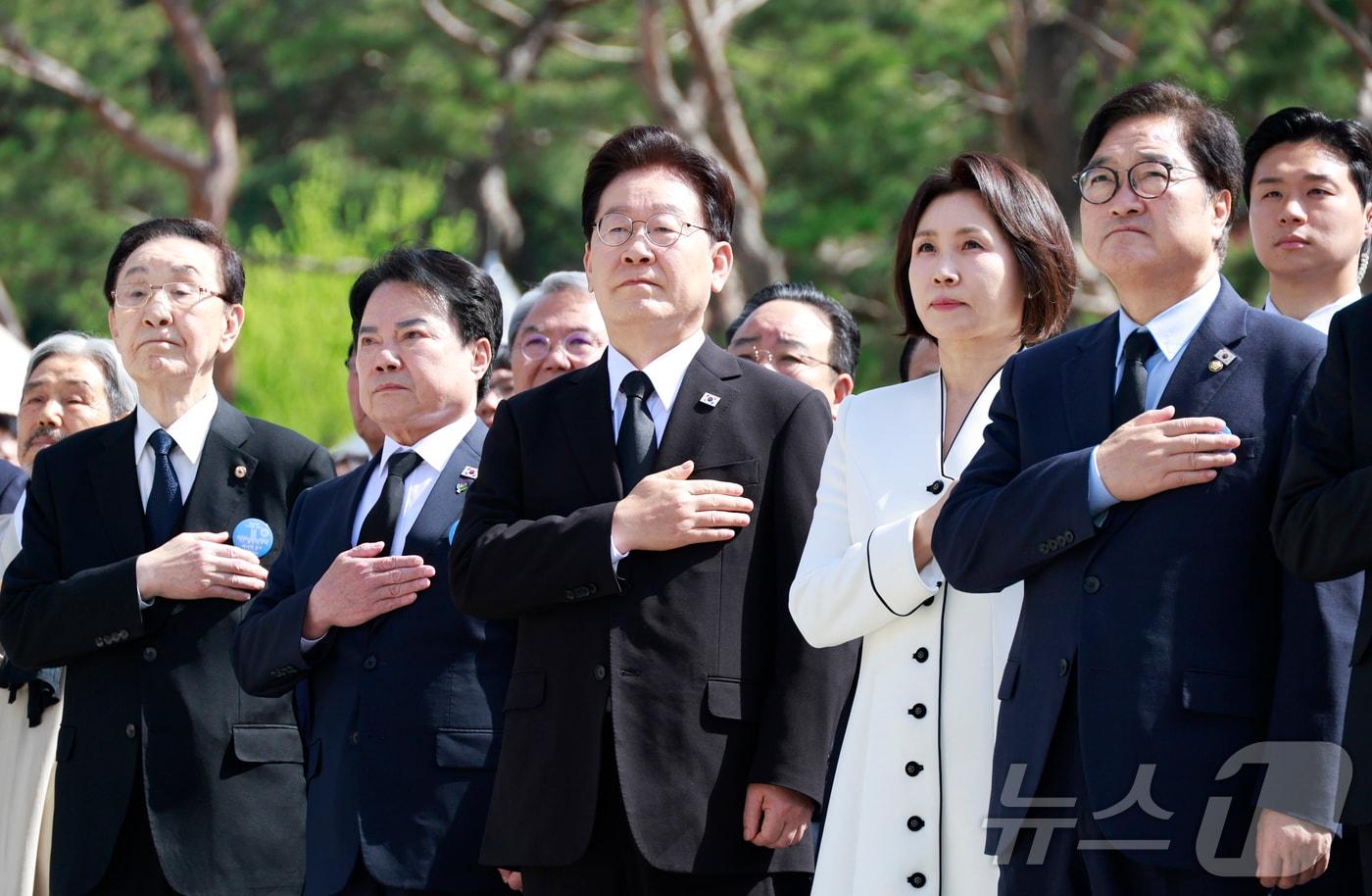 본문 이미지 - 이재명 대통령과 김혜경 여사가 19일 서울 강북구 수유동 국립4·19민주묘지에서 열린 제66주년 4·19혁명 기념식에서 국민의례를 하고 있다. 2026.4.19 ⓒ 뉴스1 허경 기자