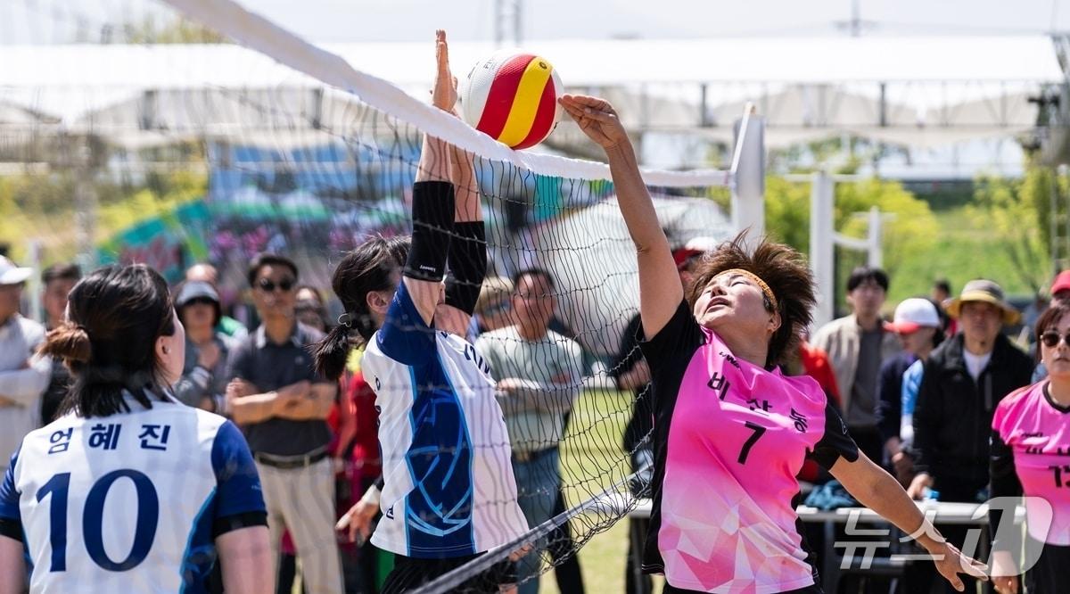 본문 이미지 - 제32회 LG주부배구대회 결승전 모습(LG경북협의회 제공. 재판매 및 DB금지)/뉴스1