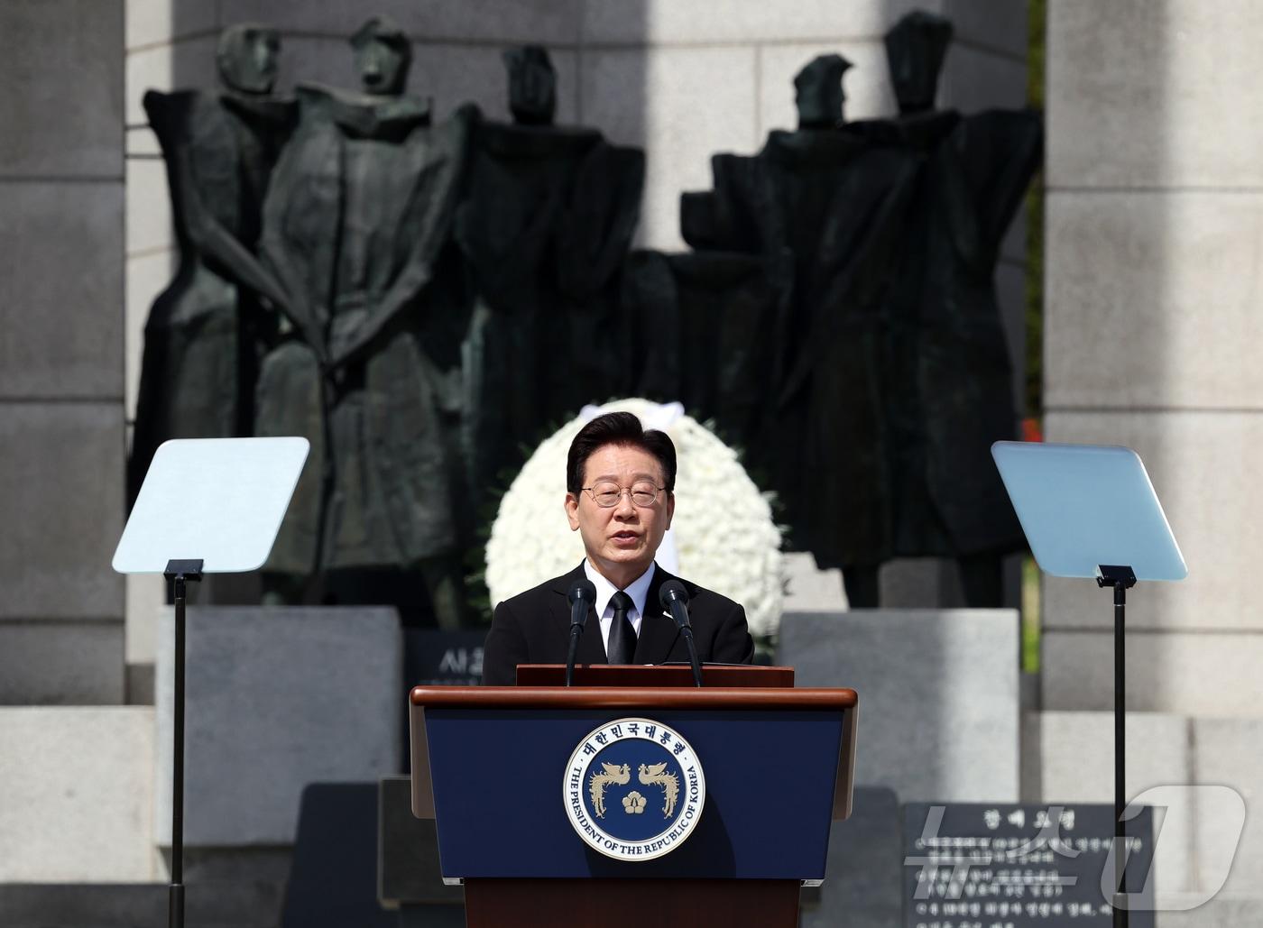 본문 이미지 - 이재명 대통령이 19일 서울 강북구 수유동 국립4·19민주묘지에서 열린 제66주년 4·19혁명 기념식에서 기념사를 하고 있다. 2026.4.19 ⓒ 뉴스1 허경 기자