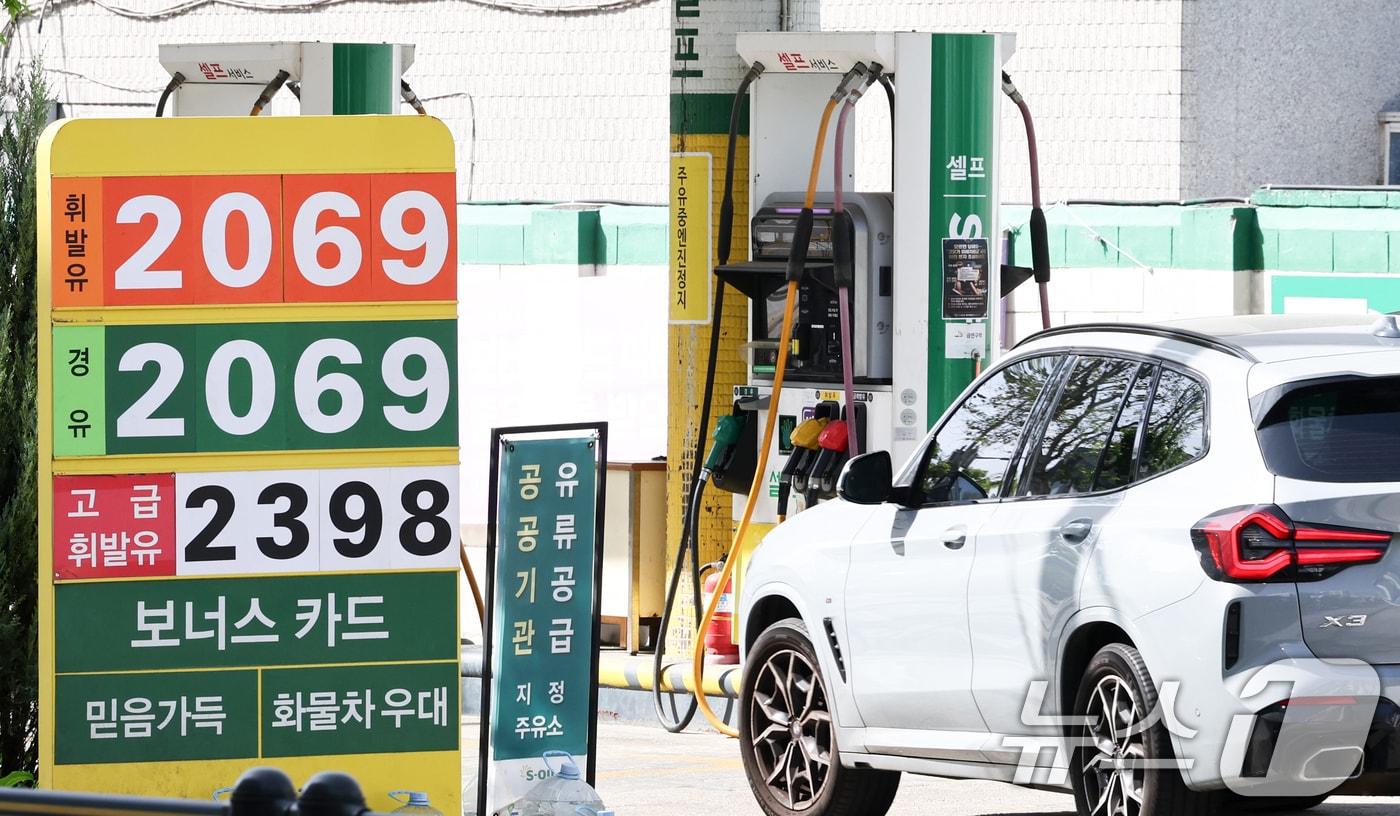 본문 이미지 - 전국 평균 휘발유 가격이 리터당 2000원을 넘어선 가운데 19일 서울의 한 주유소에 유가 정보가 표시돼 있다. 한국석유공사 유가정보시스템 오피넷에 따르면 19일 오전 9시 기준 휘발유 전국 평균 가격은 전날 대비 0.42원 상승한 리터당 2001.93원, 경유 평균 가격은 전날 대비 0.35원 상승한 리터당 1995.62원을 기록하고 있다. 2026.4.19 ⓒ 뉴스1 최지환 기자