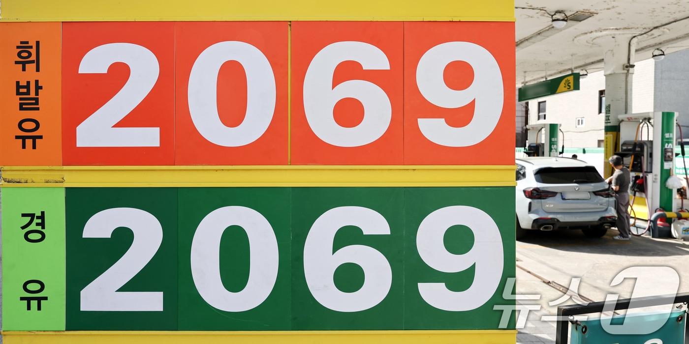 본문 이미지 - 전국 평균 휘발유 가격이 리터당 2000원을 넘어선 가운데 19일 서울의 한 주유소에 유가 정보가 표시돼 있다.2026.4.19 ⓒ 뉴스1 최지환 기자