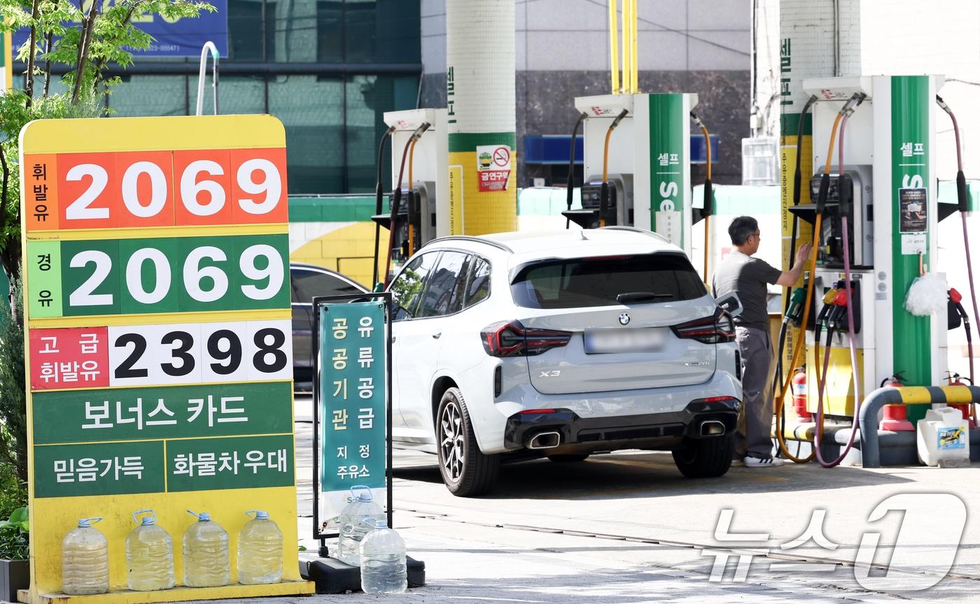 본문 이미지 - 전국 평균 휘발유 가격이 리터당 2000원을 넘어선 가운데 19일 서울의 한 주유소에 유가 정보가 표시돼 있다. 한국석유공사 유가정보시스템 오피넷에 따르면 19일 오전 9시 기준 휘발유 전국 평균 가격은 전날 대비 0.42원 상승한 리터당 2001.93원, 경유 평균 가격은 전날 대비 0.35원 상승한 리터당 1995.62원을 기록하고 있다. 2026.4.19 ⓒ 뉴스1 최지환 기자