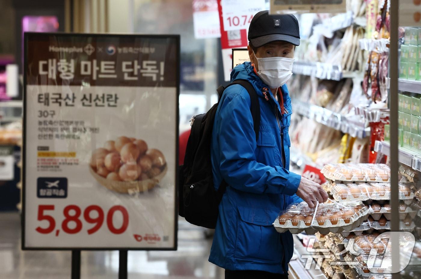 본문 이미지 - 19일 오전 서울 강서구 홈플러스 강서점에서 시민들이 태국산 신선란을 구매하고 있다. 이날부터 전국 홈플러스 매장에서 태국산 신선란 한판(30구)을 5890원에 구입할 수 있다. 2026.4.19 ⓒ 뉴스1 김민지 기자