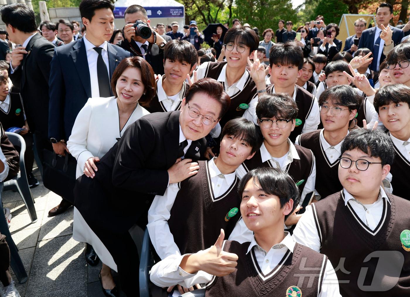 본문 이미지 - 이재명 대통령과 김혜경 여사가 서울 강북구 수유동 국립4·19민주묘지에서 열린 제66주년 4·19혁명 기념식을 마친 뒤 참가 학생들과 기념 촬영을 하고 있다. 2026.4.19 ⓒ 뉴스1 허경 기자