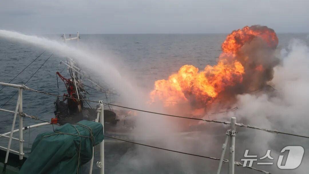 본문 이미지 - 중국 해경이 일본과의 영유권 분쟁 해역인 센카쿠 열도에서 발생한 대만 어선 화재를 진압하고 있다. (중국 해경 계정 갈무리)