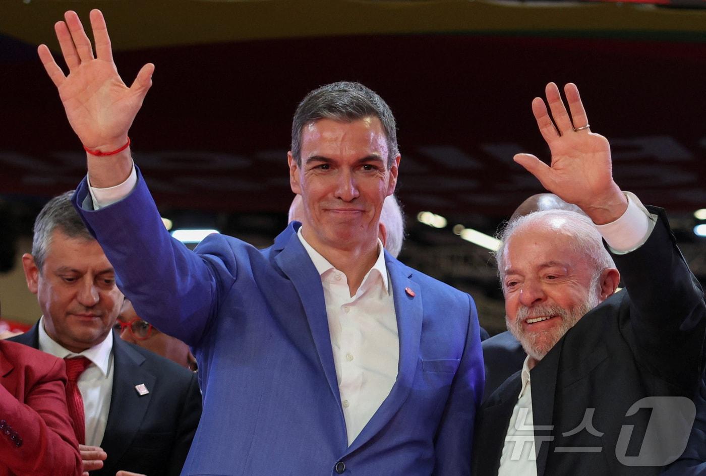 본문 이미지 - 페드로 산체스 스페인 총리(왼쪽)와 루이스 이나시우 룰라 다 시우바 브라질 대통령이 18일(현지시간) 바르셀로나에서 열린 민주주의 수호 회의에 참석하고 있다. 2026.4.18 ⓒ 로이터=뉴스1