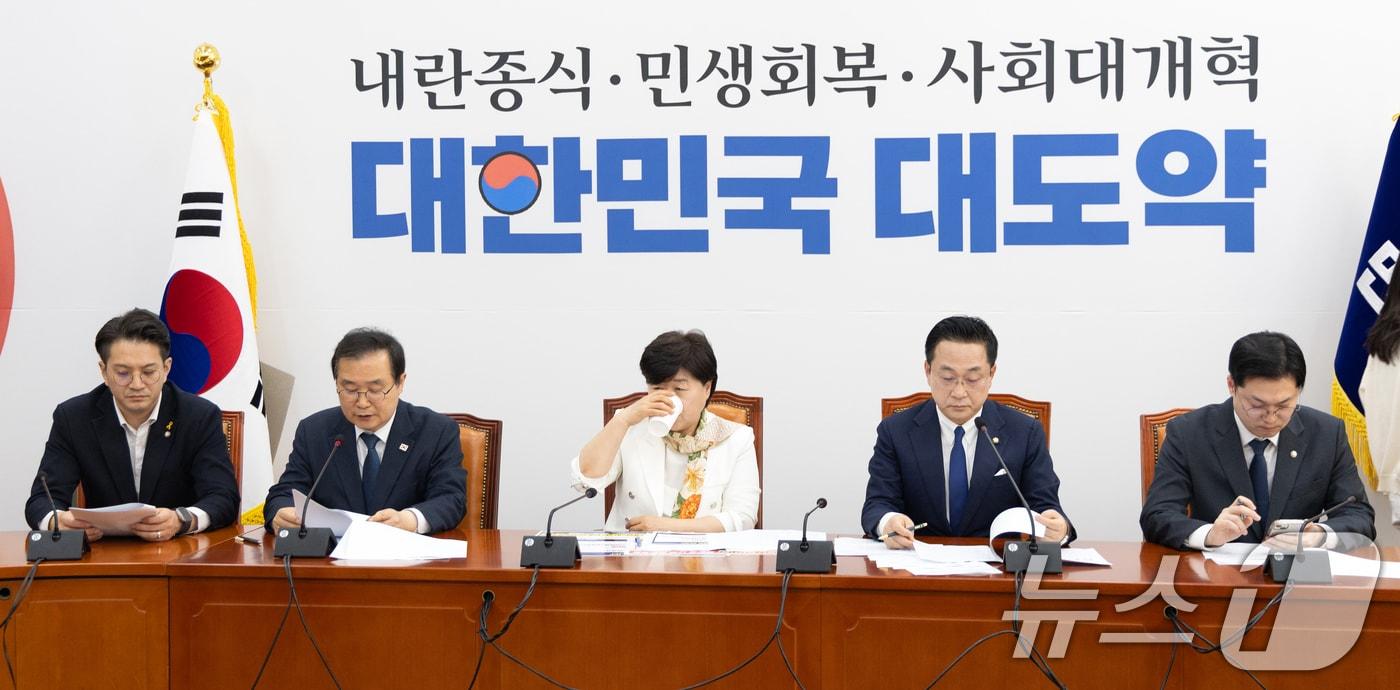 본문 이미지 - 19일 서울 여의도 국회에서 열린 윤석열 정치검찰 조작기소 국조특위 기자간담회에서 서영교 위원장이 물을 마시고 있다. 2026.4.19 ⓒ 뉴스1 이승배 기자