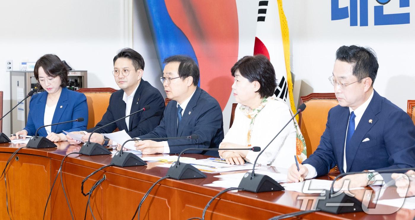 본문 이미지 - 19일 서울 여의도 국회에서 열린 윤석열 정치검찰 조작기소 국조특위 기자간담회에서 이건태 더불어민주당 의원이 발언하고 있다. 2026.4.19 ⓒ 뉴스1 이승배 기자