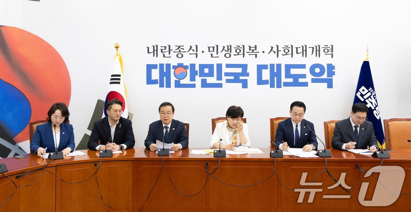 본문 이미지 - 19일 서울 여의도 국회에서 열린 윤석열 정치검찰 조작기소 국조특위 기자간담회에서 이건태 더불어민주당 의원이 발언하고 있다. 2026.4.19 ⓒ 뉴스1 이승배 기자