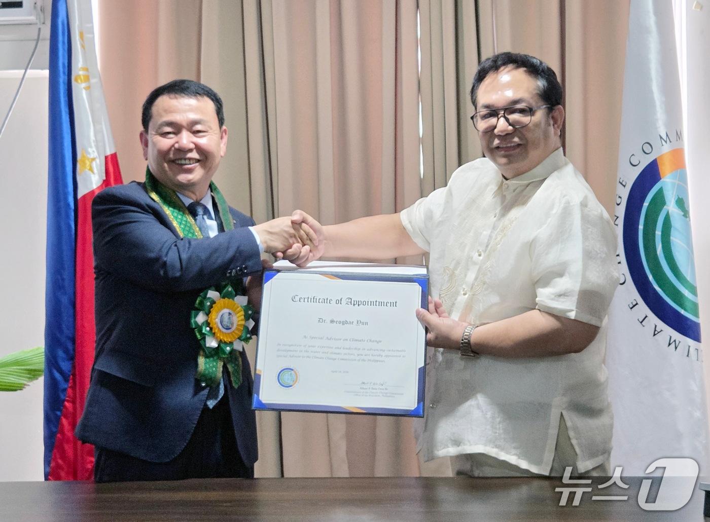 본문 이미지 -  윤석대 한국수자원공사 사장이 지난 18일 필리핀 대통령궁 직속 기후변화위원회 특별고문으로 위촉된 뒤 기념촬영을 하고 있다. (수자원공사 제공, 재판매 및 DB금지) / 뉴스1