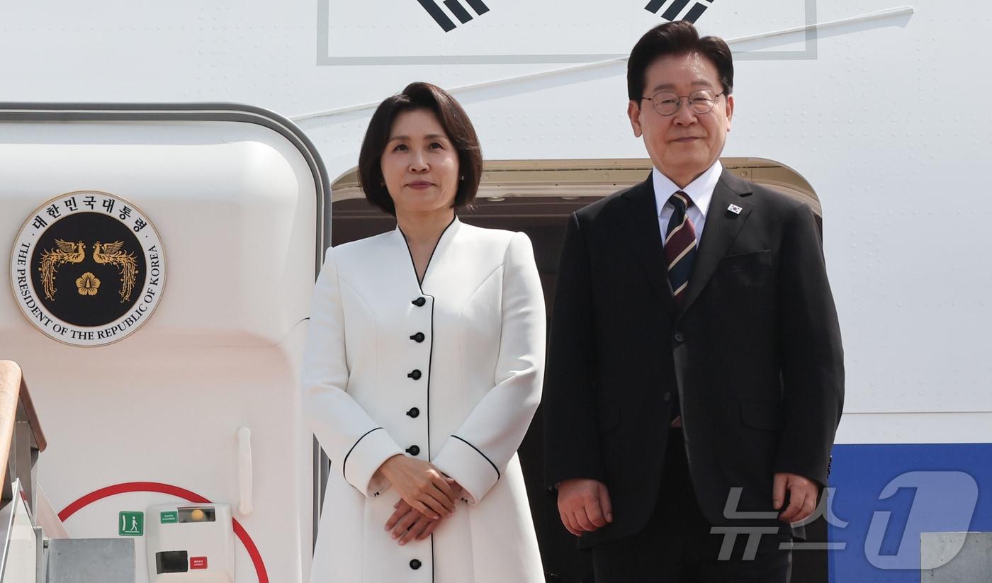 본문 이미지 - 인도·베트남 순방길에 오른 이재명 대통령과 김혜경 여사가 19일 경기 성남 서울공항을 통해 출국하며 인사하고 있다. ⓒ 뉴스1 이재명 기자