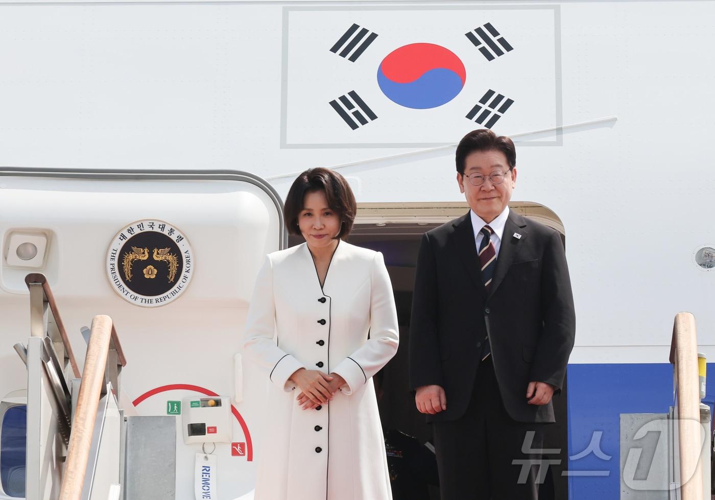 본문 이미지 - 인도·베트남 순방길에 오른 이재명 대통령과 김혜경 여사가 19일 경기 성남 서울공항을 통해 출국하며 인사하고 있다. ⓒ 뉴스1 이재명 기자