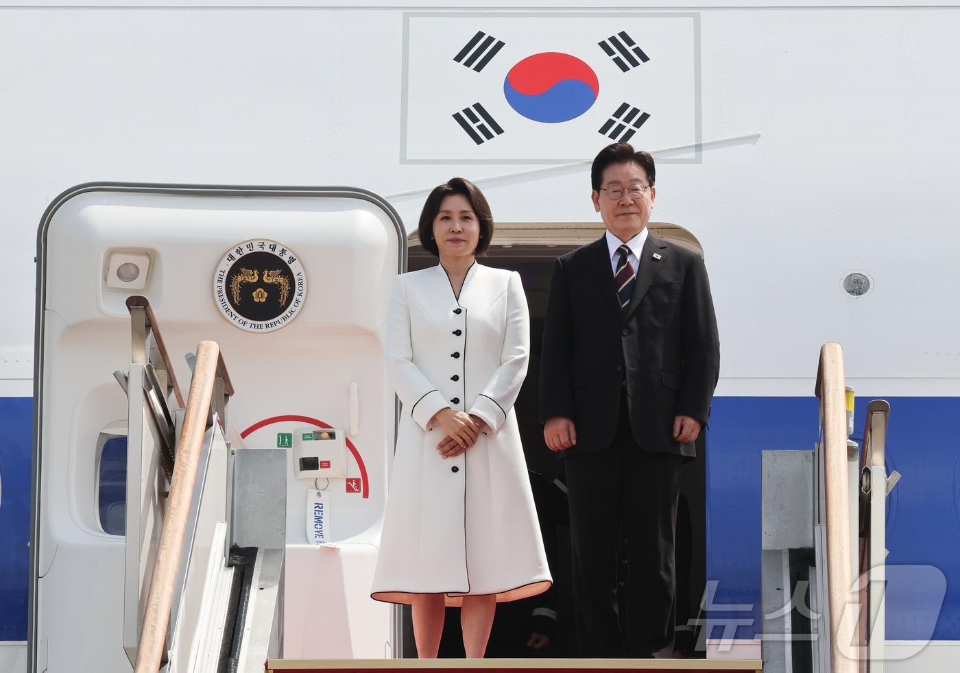 본문 이미지 - 인도·베트남 순방길에 오른 이재명 대통령과 김혜경 여사가 지난 19일 경기 성남 서울공항을 통해 출국하며 인사하고 있다. ⓒ 뉴스1 이재명 기자