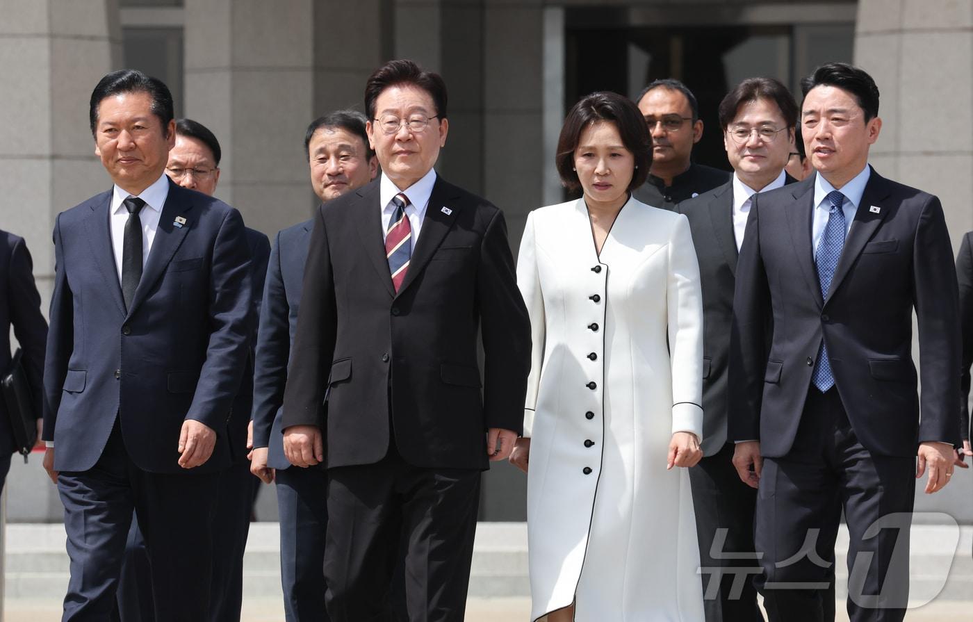 본문 이미지 - 인도·베트남 순방길에 오른 이재명 대통령과 김혜경 여사가 19일 경기 성남 서울공항에서 공군1호기로 이동하고 있다. ⓒ 뉴스1 이재명 기자