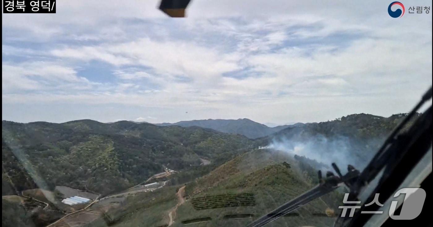 본문 이미지 - 19일 오전 10시 35분쯤 경북 영양군 수비면 오기리 야산에서 불이 나 진화헬기로 불을 끄고 있다.(산림청 제공. 재판매 및 DB 금지)2026.4.19/뉴스1