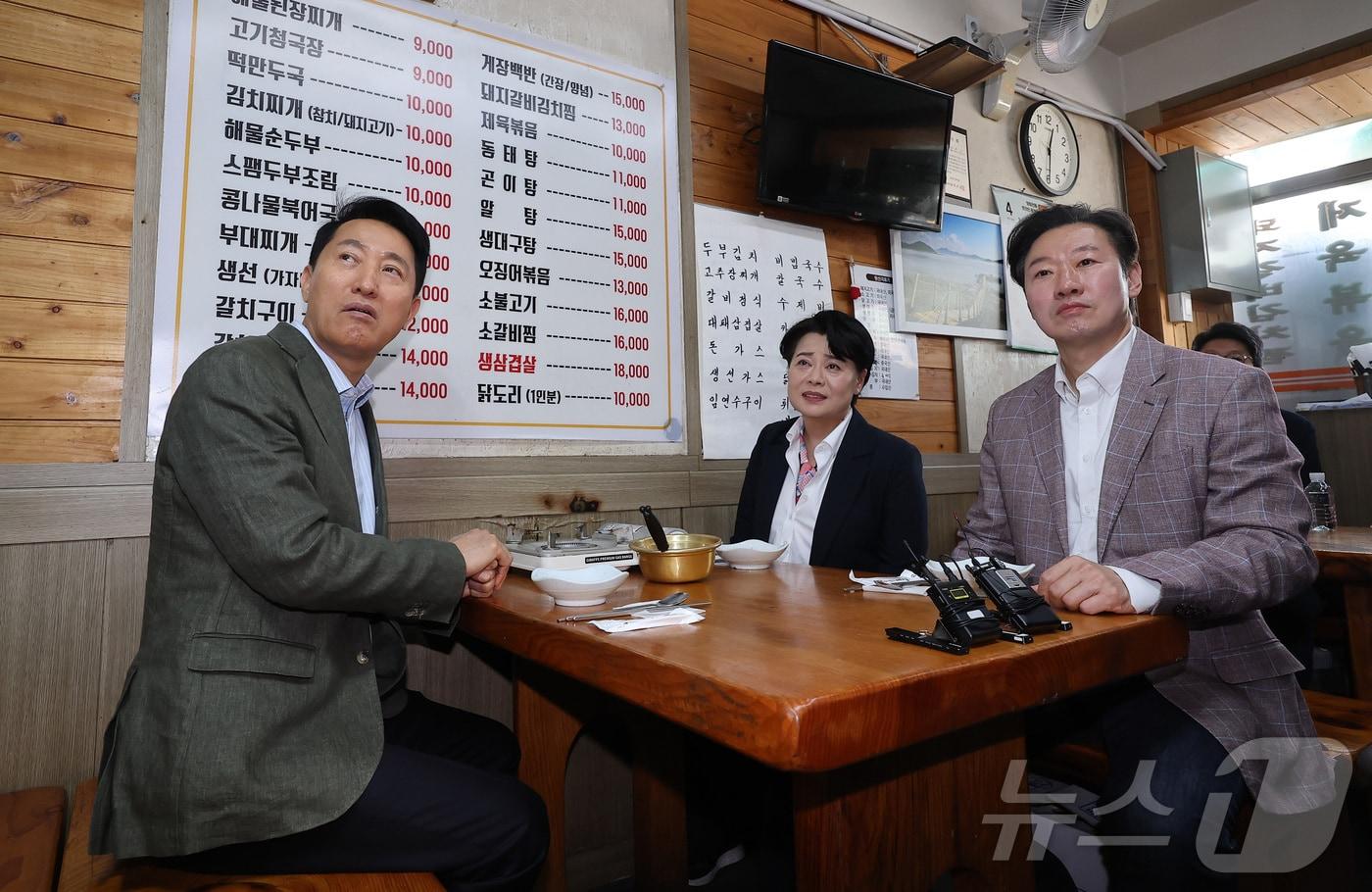 본문 이미지 - 오세훈 국민의힘 서울시장 후보가 19일 서울 종로구 한 식당에서 서울시장 경선을 펼친 윤희숙 전 의원, 박수민 의원과 오찬하고 있다. 2026.4.19 ⓒ 뉴스1 김성진 기자