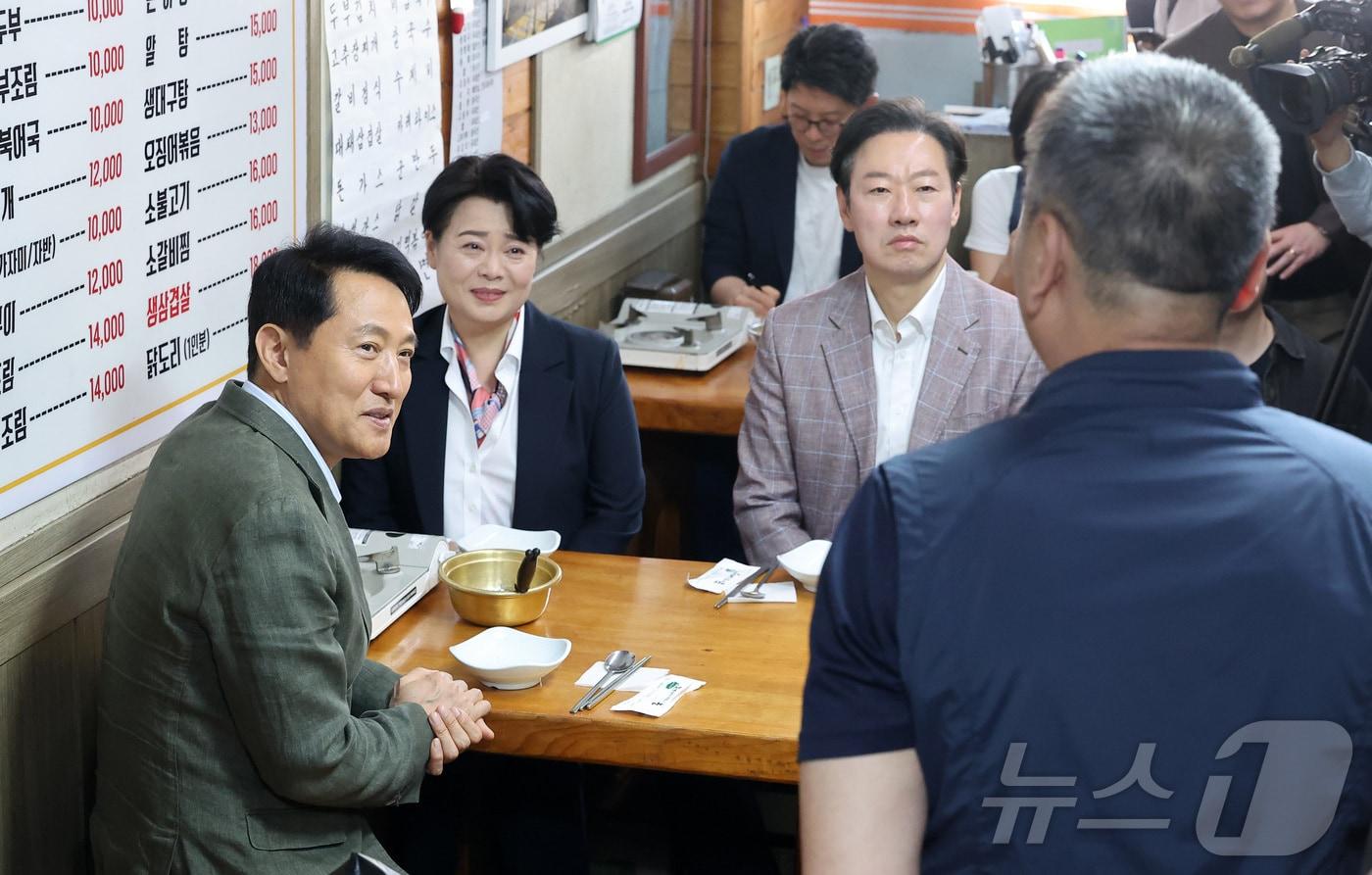 본문 이미지 - 오세훈 국민의힘 서울시장 후보가 19일 서울 종로구 한 식당에서 서울시장 경선을 펼친 윤희숙 전 의원, 박수민 의원과 오찬하며 상인과 대화하고 있다. 2026.4.19 ⓒ 뉴스1 김성진 기자