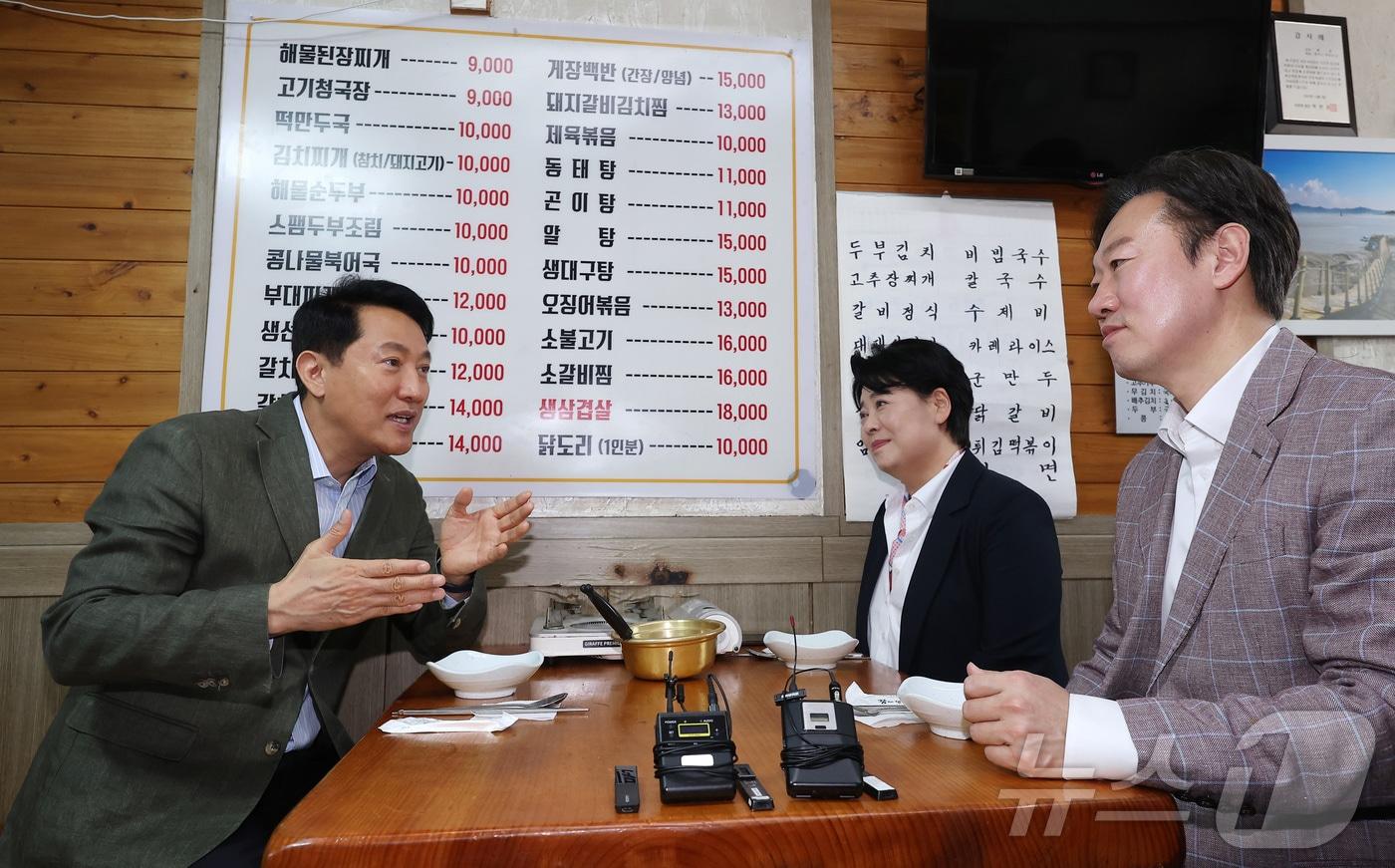 본문 이미지 - 오세훈 국민의힘 서울시장 후보가 19일 서울 종로구 한 식당에서 서울시장 경선을 펼친 윤희숙 전 의원, 박수민 의원과 오찬하고 있다. 2026.4.19 ⓒ 뉴스1 김성진 기자