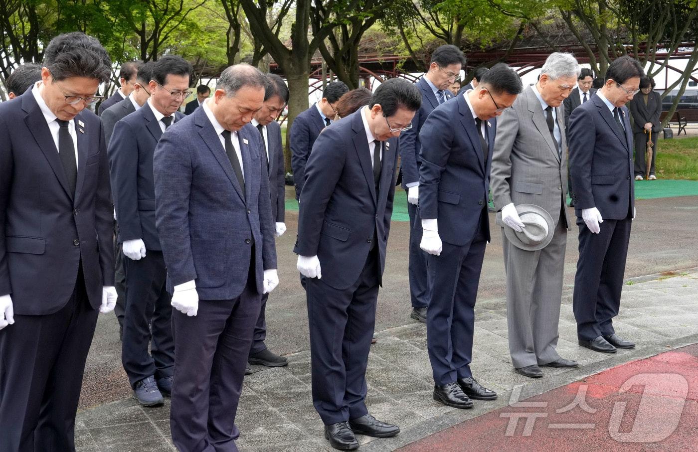 본문 이미지 - 김영록 전라남도지사가 제66주년 4·19혁명 기념일인 19일 오전 목포시 상동 달맞이공원 4·19민주혁명 기념비를 찾아 민주주의와 정의를 위해 독재정권에 맞선 민주열사를 추모, 참배하고 있다.(전남도 제공. 재판매 및 DB금지) 2026.4.19 ⓒ 뉴스1