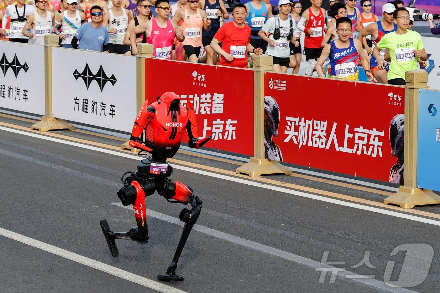 본문 이미지 - 19일 중국 베이징에서 열린 제2회 베이징 이타운 하프 마라톤 및 휴머노이드 로봇 하프 마라톤에서 휴머노이드 로봇이 달리고 있다. ⓒ 로이터=뉴스1