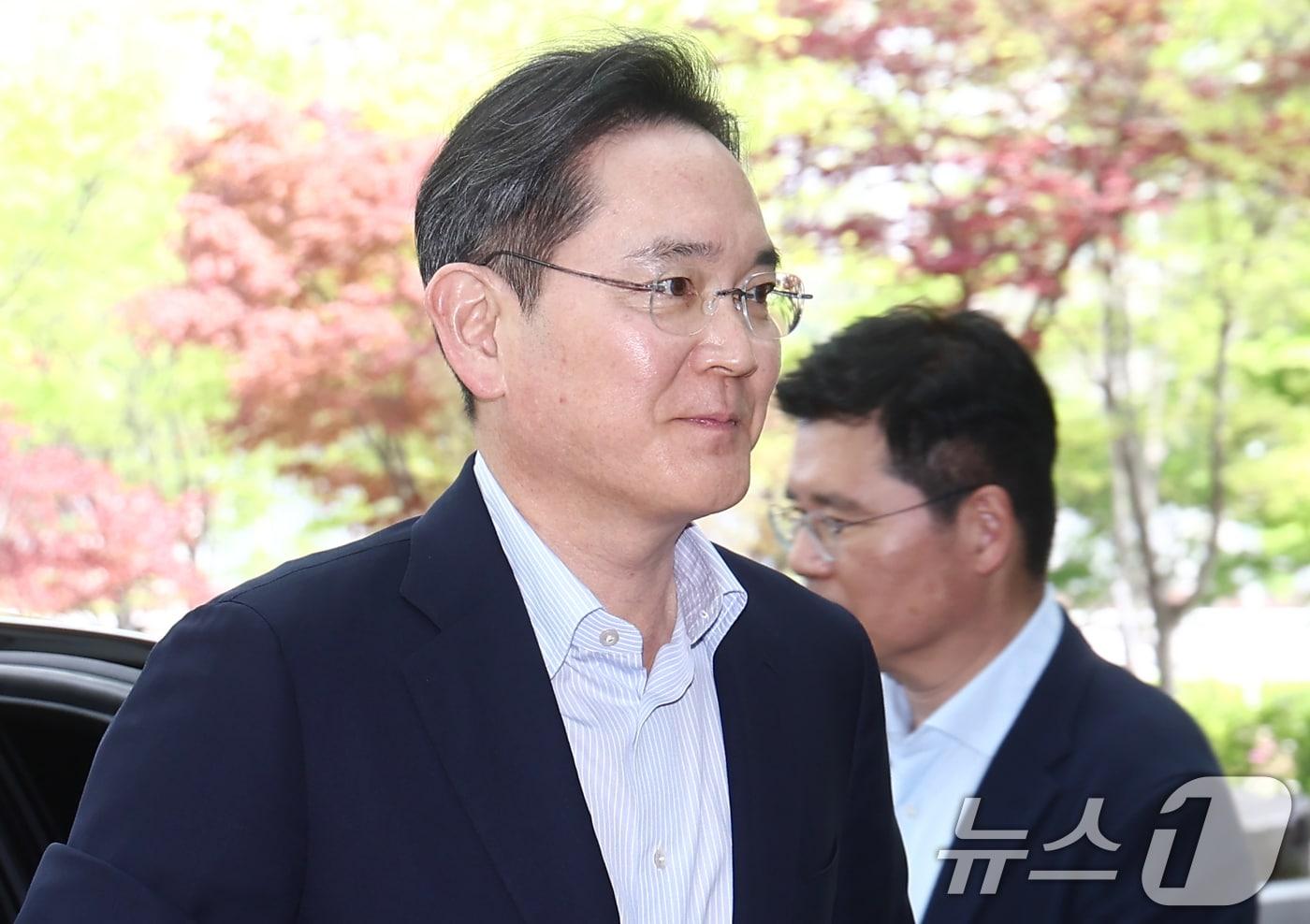 본문 이미지 - 이재용 삼성전자 회장이 19일 오후 서울 강서구 김포비즈니스항공센터에서 이재명 대통령의 인도·베트남 순방 경제사절단 동행을 위해 출국하고 있다. ⓒ 뉴스1 김민지 기자