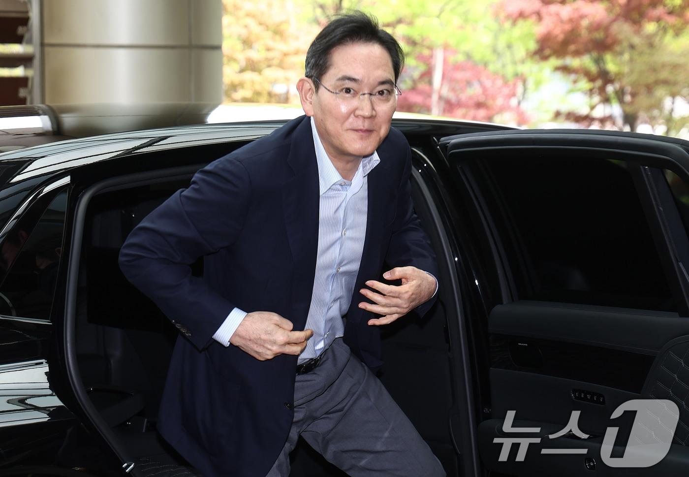 본문 이미지 - 이재용 삼성전자 회장이 19일 오후 서울 강서구 김포비즈니스항공센터에서 이재명 대통령의 인도·베트남 순방 경제사절단 동행을 위해 출국하고 있다. 2026.4.19 ⓒ 뉴스1 김민지 기자