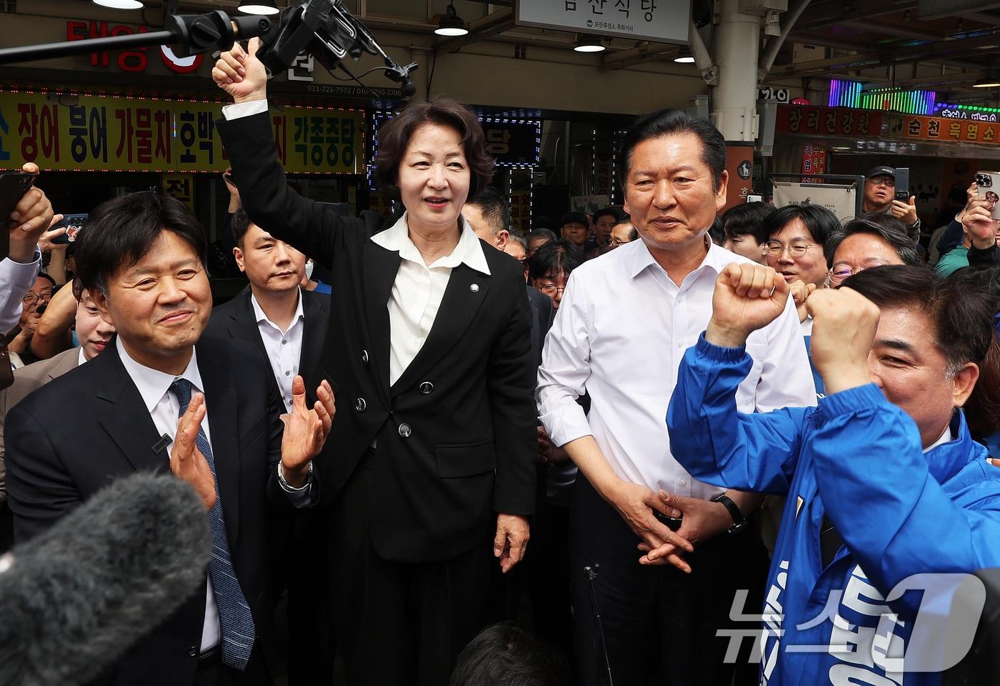 본문 이미지 - 지난 4월 19일 김용 민주연구원 부원장, 추미애 더불어민주당 경기도지사 후보, 정청래 대표, 김병욱 성남시장 후보(왼쪽부터) 경기도 성남시 모란민속5일장을 방문해 지지를 호소하고 있다. (공동취재) 2026.4.19 ⓒ 뉴스1 이승배 기자