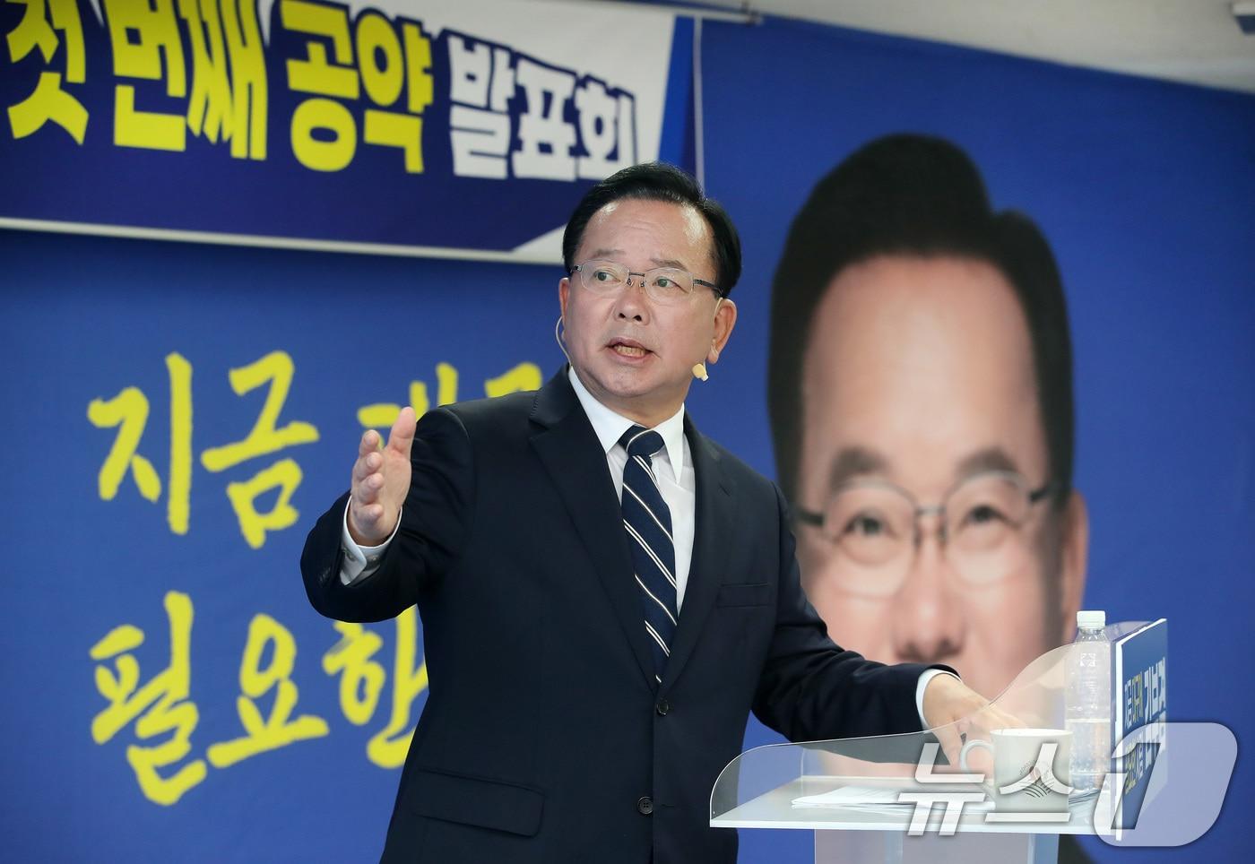 본문 이미지 - 김부겸 더불어민주당 대구시장 예비후보가 19일 오후 대구 달서구 선거사무소에서 6·3 지방선거 첫 번째 공약을 발표하고 있다. 2026.4.19 ⓒ 뉴스1 공정식 기자