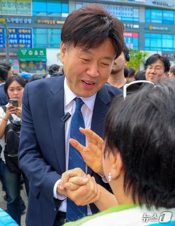 본문 이미지 - 김용 전 민주연구원 부원장이 19일 오후 경기 성남시 모란민속5일장을 방문해 시민들과 인사를 나누고 있다. (공동취재) 2026.4.19 ⓒ 뉴스1 이승배 기자