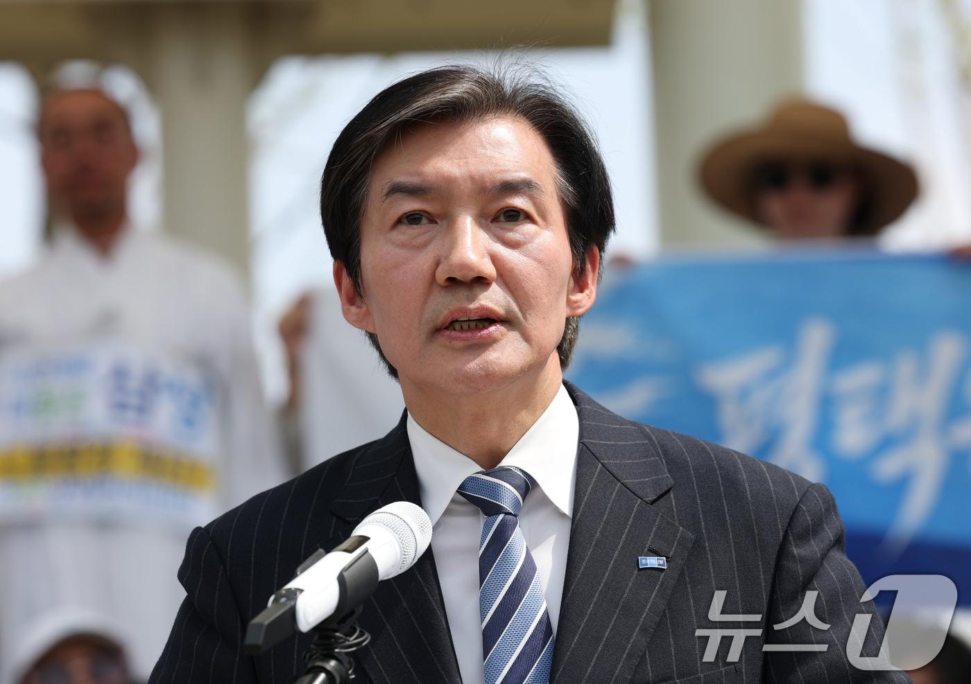 본문 이미지 - 조국 조국혁신당 대표가 19일 경기 평택시 고덕동 함박산중앙공원 음악분수 야외무대에서 국회의원 재·보궐선거 경기 평택을 출마 기자회견을 하고 있다. 2026.4.19 ⓒ 뉴스1 김영운 기자