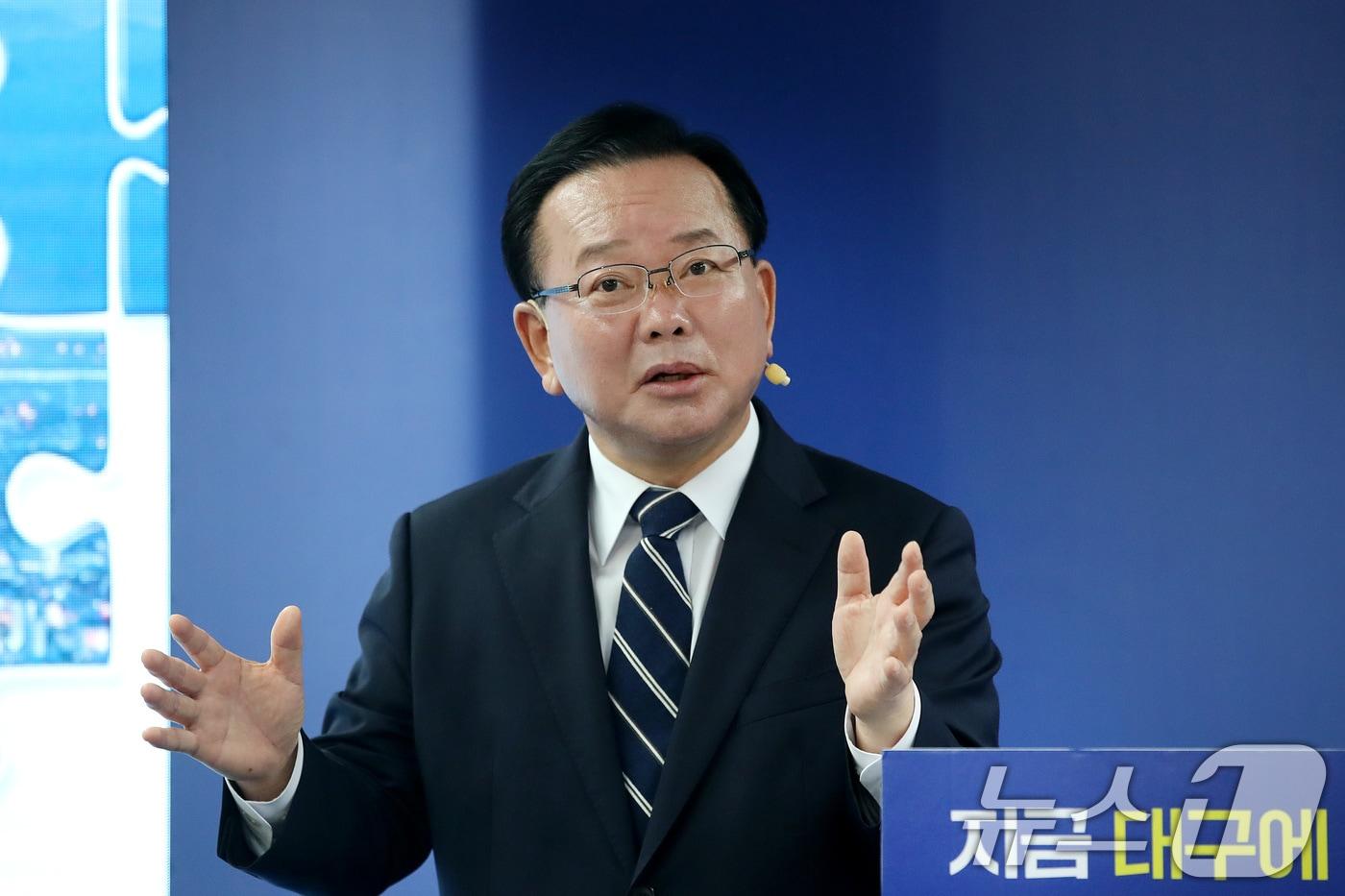 본문 이미지 - 김부겸 더불어민주당 대구시장 예비후보가 19일 오후 대구 달서구 선거사무소에서 6·3 지방선거 첫 번째 공약을 발표한 뒤 취재진 질문에 답하고 있다. 2026.4.19 ⓒ 뉴스1 공정식 기자