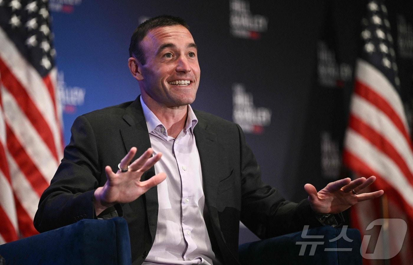 본문 이미지 - 케빈 웨일 오픈AI 최고제품책임자(CPO)가 2025년 4월 워싱턴DC 국회의사당 방문자센터 강당에서 열린 포럼에서 연설하고 있다. 2025.4.30 ⓒ AFP=뉴스1