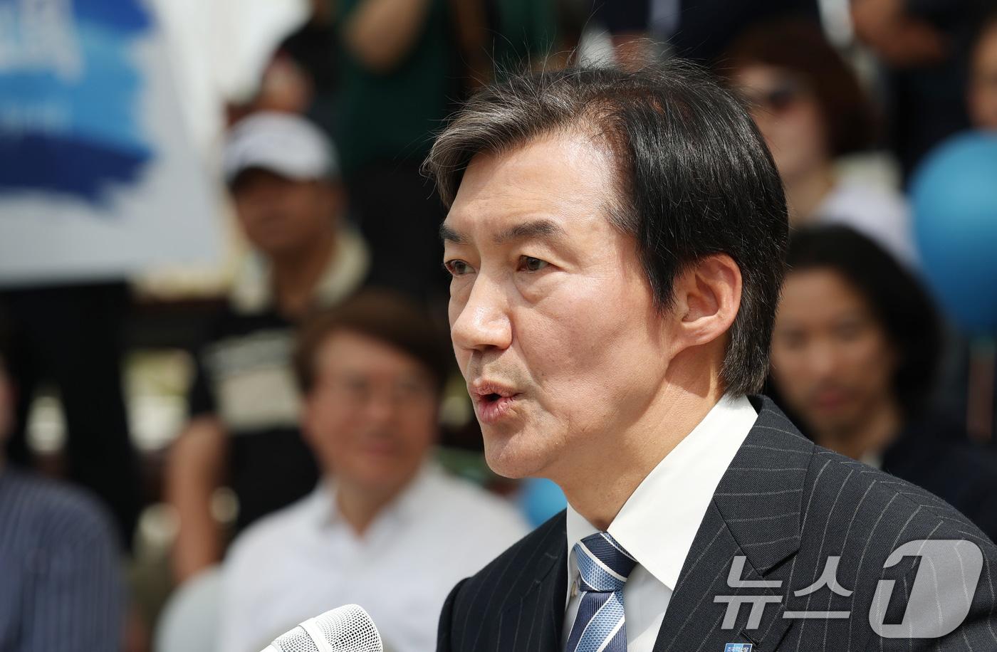 본문 이미지 - 조국 조국혁신당 대표가 지난 19일 경기 평택시 고덕동 함박산중앙공원 음악분수 야외무대에서 국회의원 재·보궐선거 경기 평택을 출마 기자회견을 하고 있다. 2026.4.19 ⓒ 뉴스1 김영운 기자