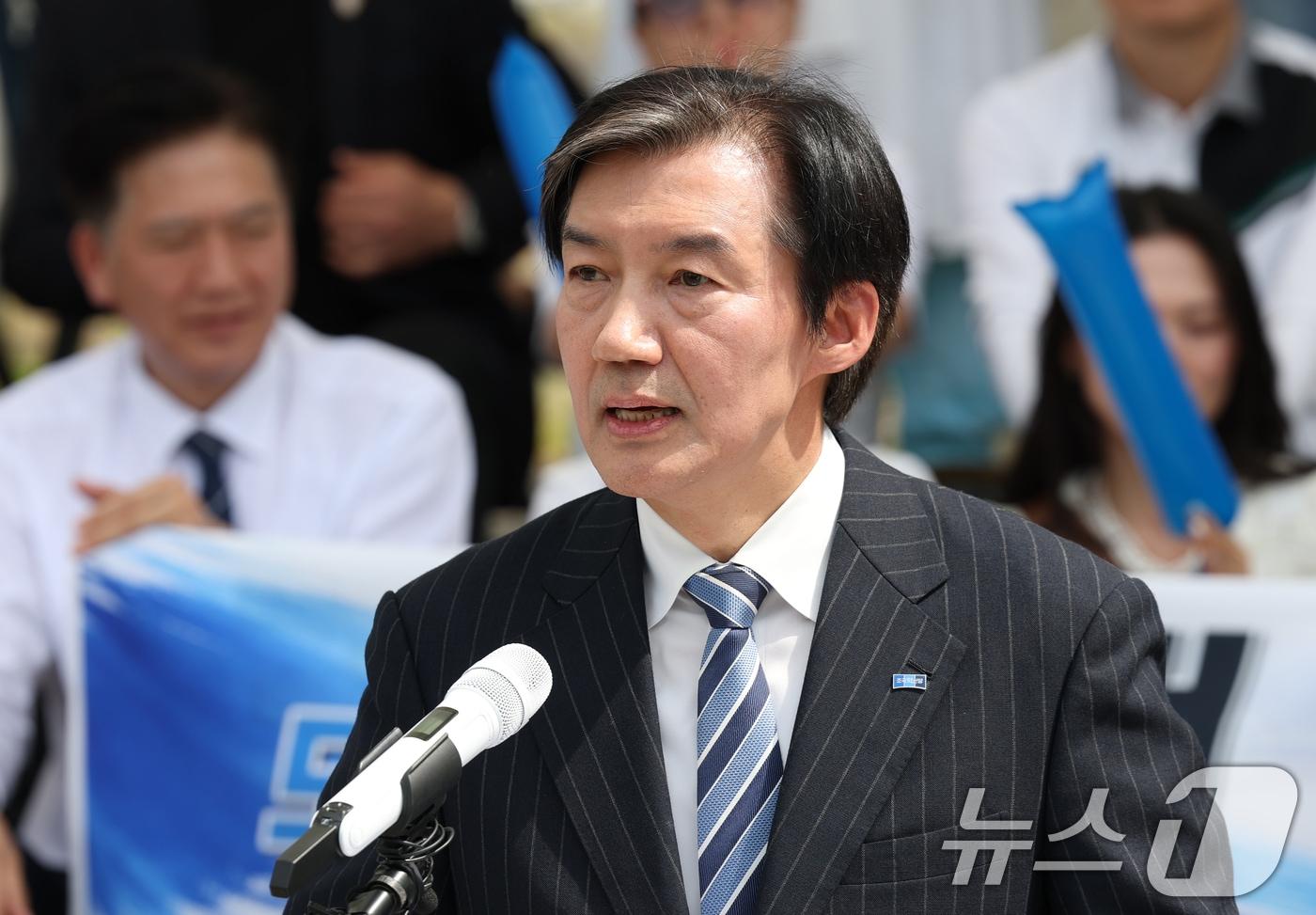 본문 이미지 - 조국 조국혁신당 대표가 19일 경기 평택시 고덕동 함박산중앙공원 음악분수 야외무대에서 국회의원 재·보궐선거 경기 평택을 출마 기자회견을 하고 있다. 2026.4.19 ⓒ 뉴스1 김영운 기자