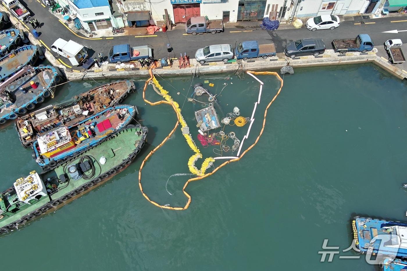 본문 이미지 - 19일 부산 영도구 굴항 기름 유출 현장. (부산 해경 제공. 재판매 및 DB금지)