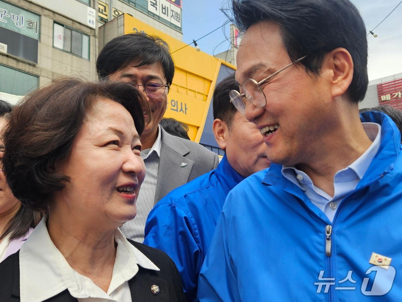 본문 이미지 - 안민석 경기교육감 예비후보가 성남 모란민속5일장에서 선거운동 중 더불어민주당 추미애 경기도지사 후보와 만난 모습(독자 제공)