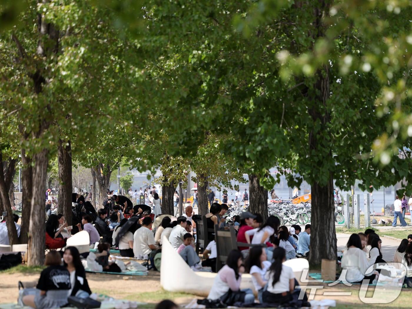본문 이미지 - 낮 기온이 전국 내륙을 중심으로 최고 29도로 치솟으며 초여름 날씨를 보인 19일 오후 서울 영등포구 여의도 한강공원에서 시민들이 즐거운 시간을 보내고 있다. 2026.4.19 ⓒ 뉴스1 황기선 기자
