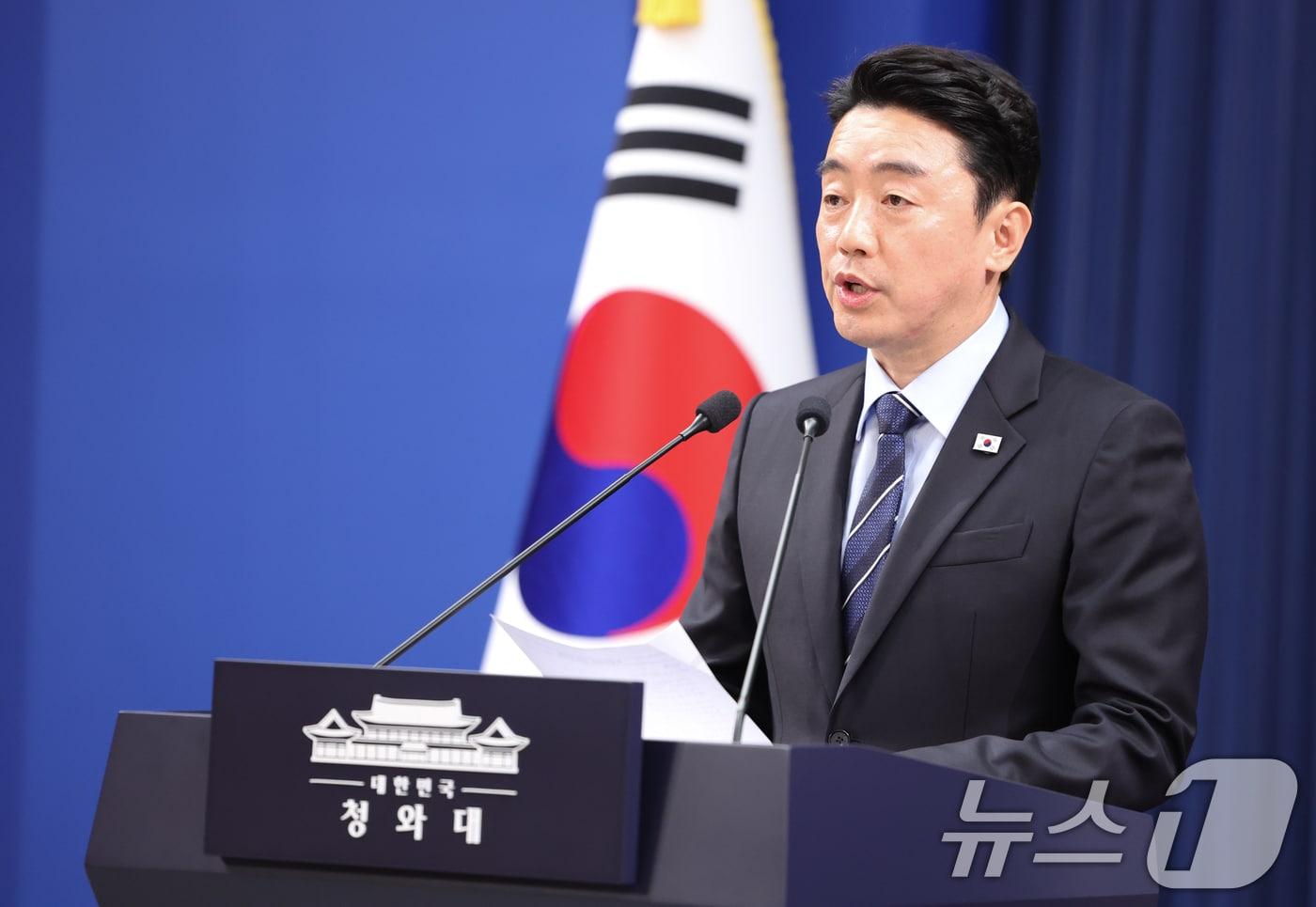 본문 이미지 - 강훈식 대통령 비서실장이 19일 청와대 춘추관에서 대통령 지시 사항 관련 브리핑을 하고 있다. 2026.4.19 ⓒ 뉴스1 허경 기자