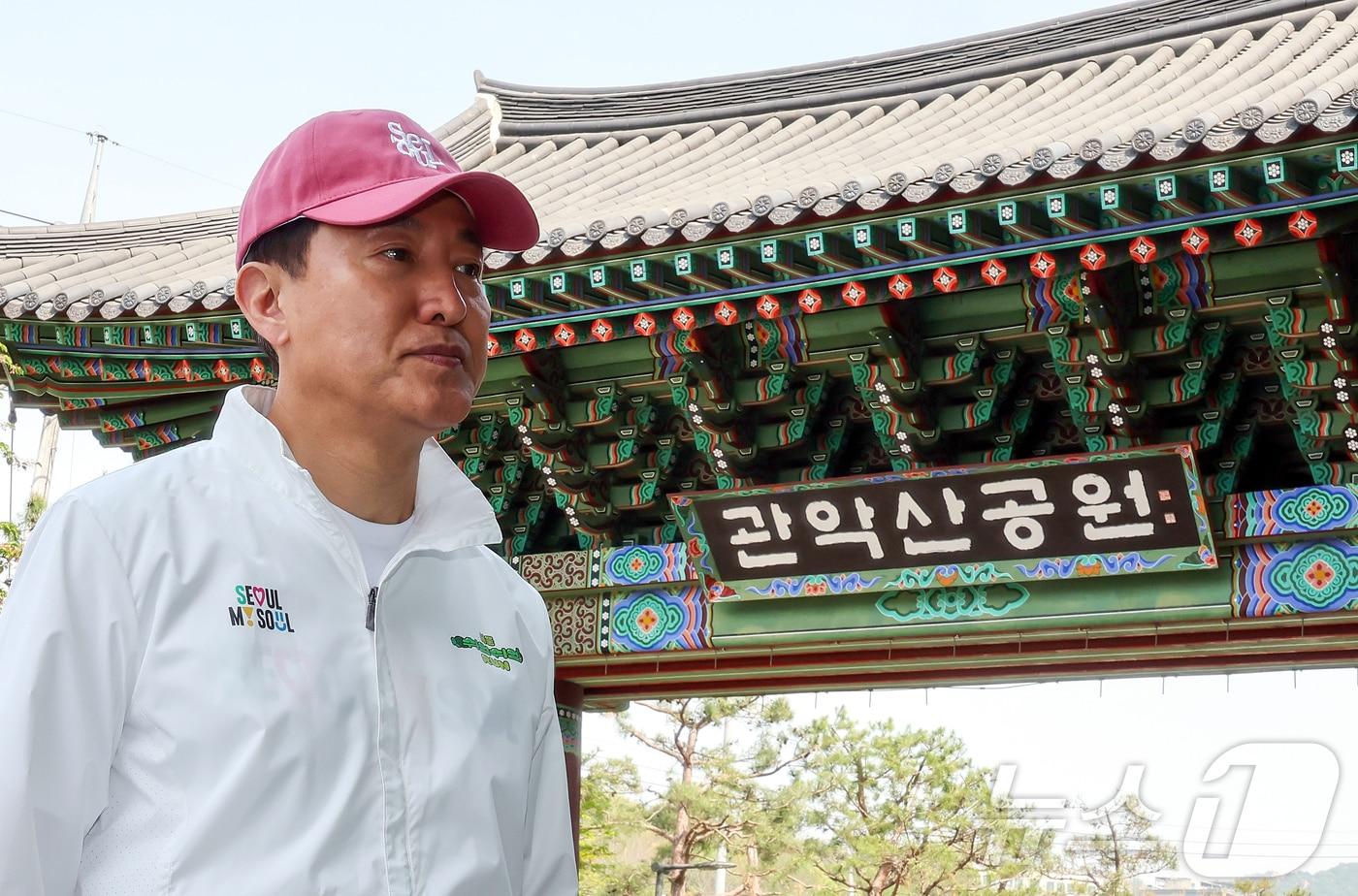 본문 이미지 - 오세훈 서울시장이 19일 오후 서울 관악구 관악산공원을 찾아 현장점검을 하고 있다. 2026.4.19 ⓒ 뉴스1 김진환 기자