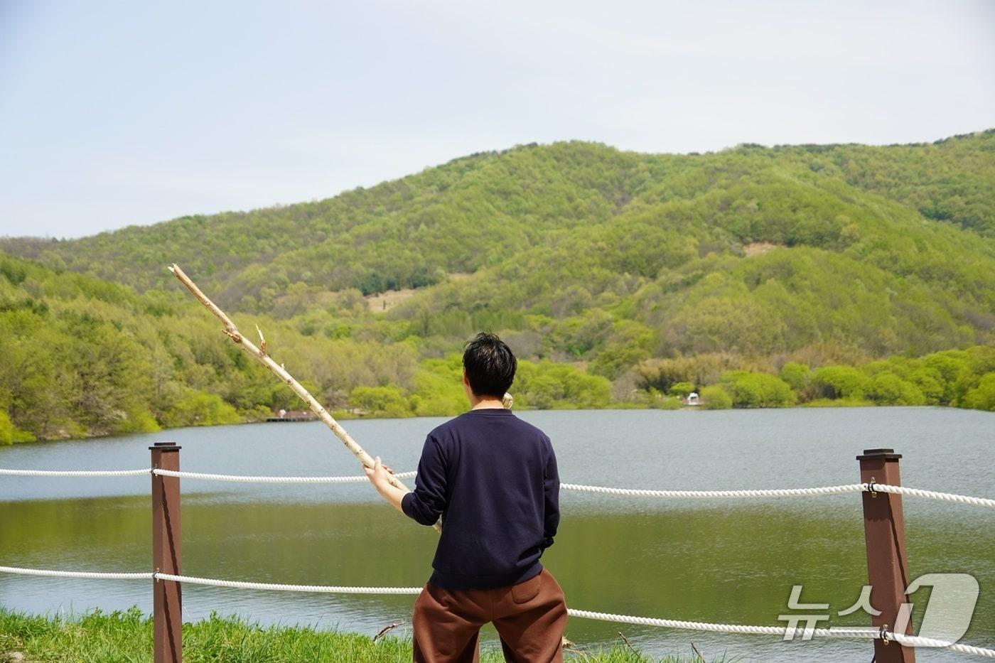 본문 이미지 - 19일 오후 충남 예산군 영화 살목지의 촬영 현장을 방문한 신상욱 씨가 귀신과 맞서는 포즈를 취하고 있다. 2026.4.19 ⓒ 뉴스1 최형욱기자