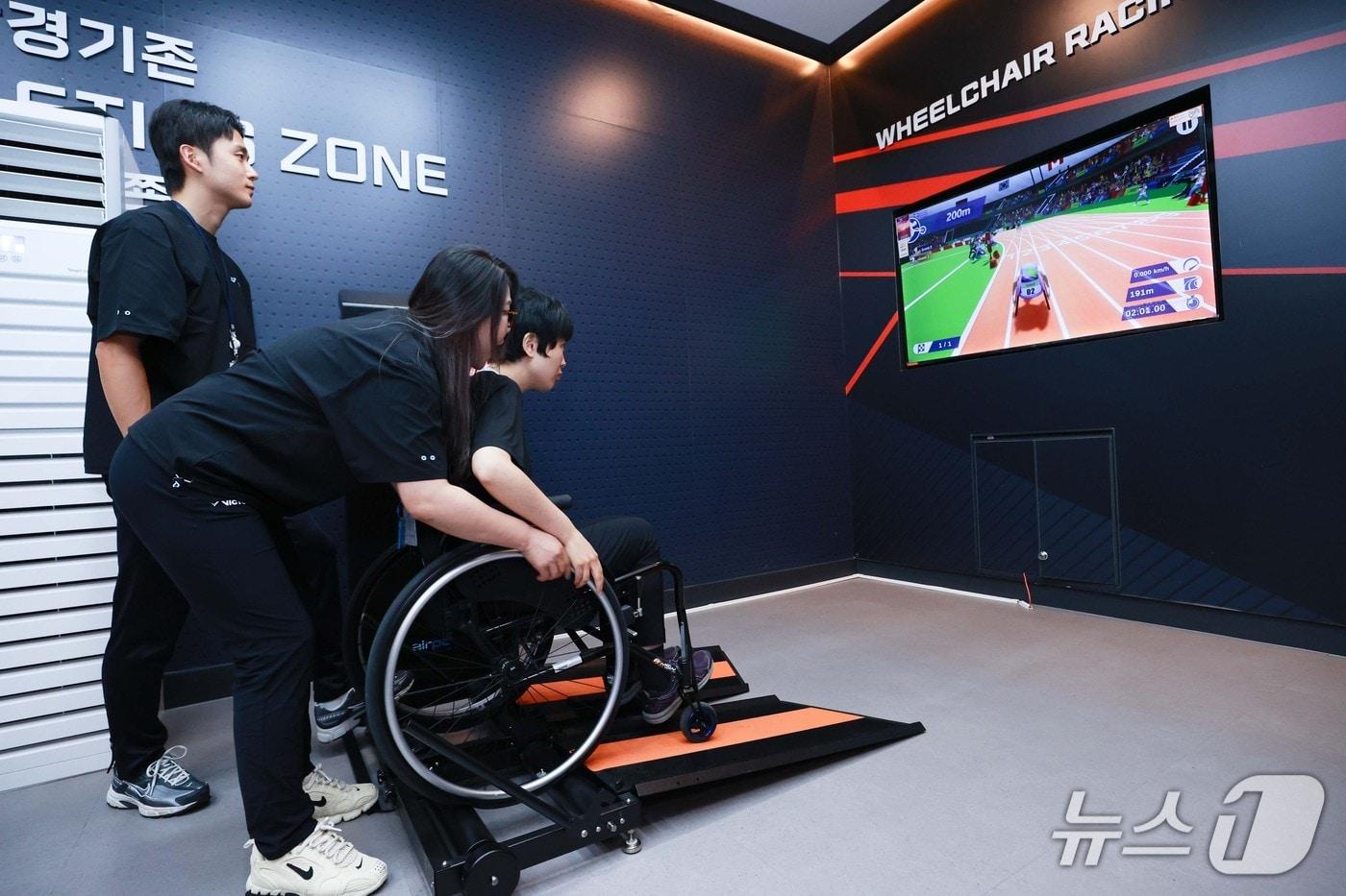 본문 이미지 - 용인시 '가상현실 스포츠 체험센터'에서 한 장애인이 프로그램에 참여하고 있는 모습.(용인시 제공)