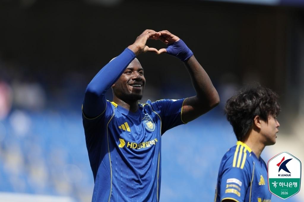 본문 이미지 - 울산 HD 공격수 말컹이 19일 열린 하나은행 K리그1 2026 광주FC전에서 2골 1도움을 올리며 팀의 5-1 대승을 이끌었다. (한국프로축구연맹 제공)